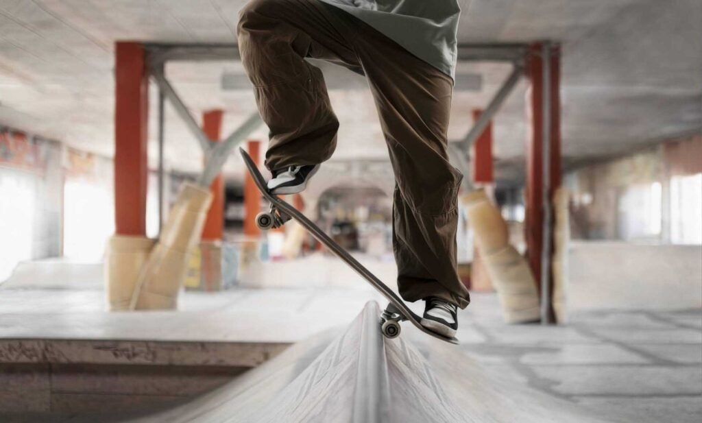 Skateboarding skateboard deritzon gurpildun ohol baten gainean ibili eta akrobaziak egiteko jolas eta kirolada. Skateboarding kirolaren praktikan hiro modalitate bereiz daitezke: sakateboarding bertikalak, U itxurako skatenarketan burutzen dena, kaleko skateboardinga, kaleak zeharkatu eta horietan aurki daitezkeen oztopoak.