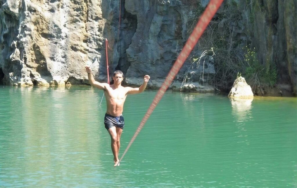 Slackline bi puntuen artean eta lurzorutik hurbil jartzen den nylonezko lokarri baten gainean oreka mantentzea datzan kirol bat da, lokarriaren gainean aurrera-atzera ibiliz, jardunean zehar teknika eta jauziak hobetu asmoz. Lokarriaren tentsioa ibiltariaren eskarmentuaren araberakoa da, lokarria laua da, lokarri biribilen biraketak ekiditeko. Lokarria lurzorutik oso urrun edo garaiera handietan jartzean kirolak highline izena jasotzen du.