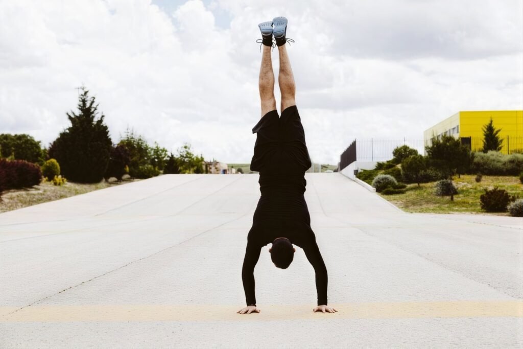 Kale entrenamendua (ingeleseraz street workout) gizarte kirol mugimendu hau entrenamenduan datza, gorputza eta inguruko objetuak erabiliz edozein espazio publiko eta parkeetan praktikatuz. Bizimodu bezala deskribatzen dute bere jarraitzaileak errespetuan, hezkuntzan eta indarrean oinarrituz kirol honen ezaugarri nagusiak.