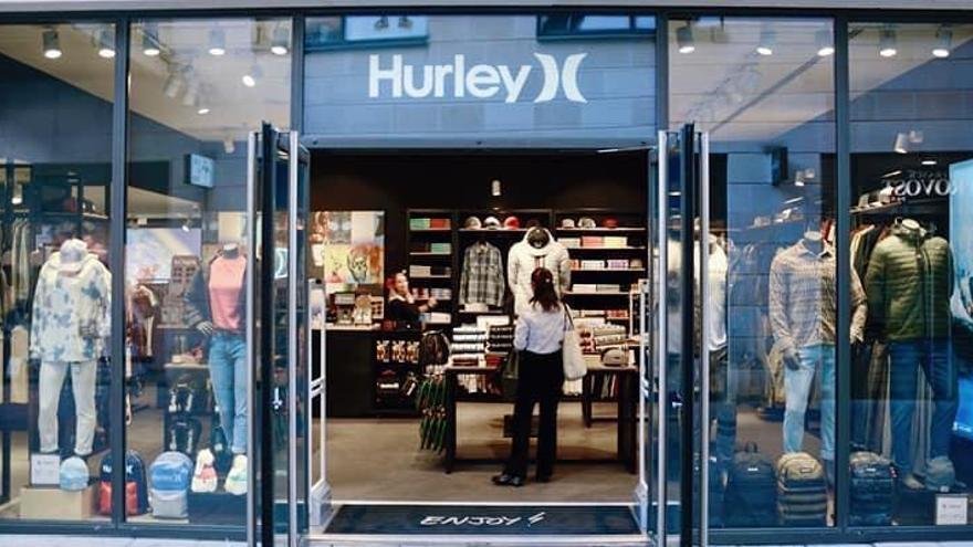 ‘Hurley’ surf, skate eta snowboard arropa marka Euskadira iritsi da